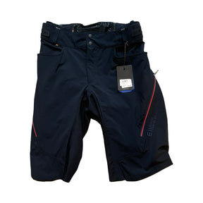 Elevenate Versatility cykelshorts för herr i svart med röda detaljer, fotograferade mot en vit bakgrund.