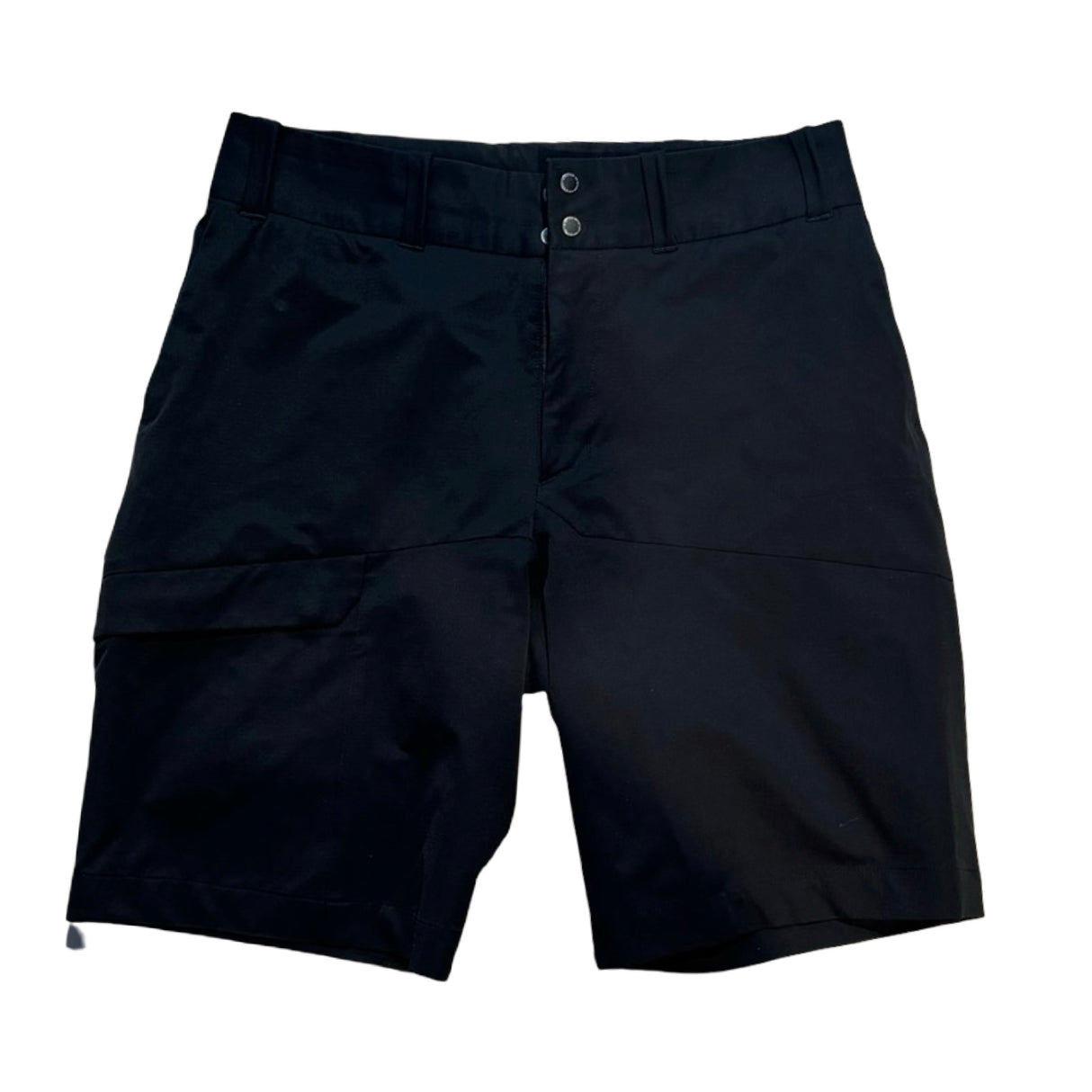 Svarta Houdini Go Shorts funktionsshorts för dam, fotograferade framifrån mot en vit bakgrund.