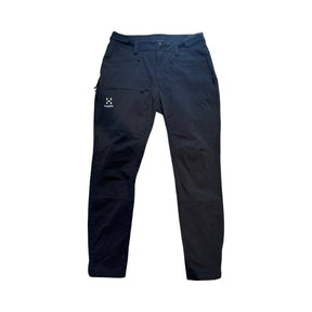 Svarta Haglöfs Mid Standard Pant funktionsbyxor för dam, fotograferade framifrån mot en vit bakgrund.