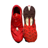 Röda Salomon Pulsar 4 löparskor, där ena skon visas uppifrån och den andra visar sulan mot en vit bakgrund.