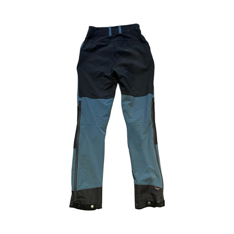 Blå och svarta Lundhags Padje stretch-vandringsbyxor för dam, sedda bakifrån mot vit bakgrund.