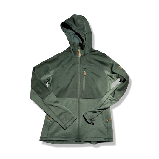 Fjällräven Abisko Trail fleecetröja för dam i grönt, fotograferad framifrån mot en vit bakgrund.