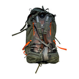 Grön Osprey Atmos 65 L AG ryggsäck med orangea detaljer och ventilerat bärsystem, sedd bakifrån mot en vit bakgrund.