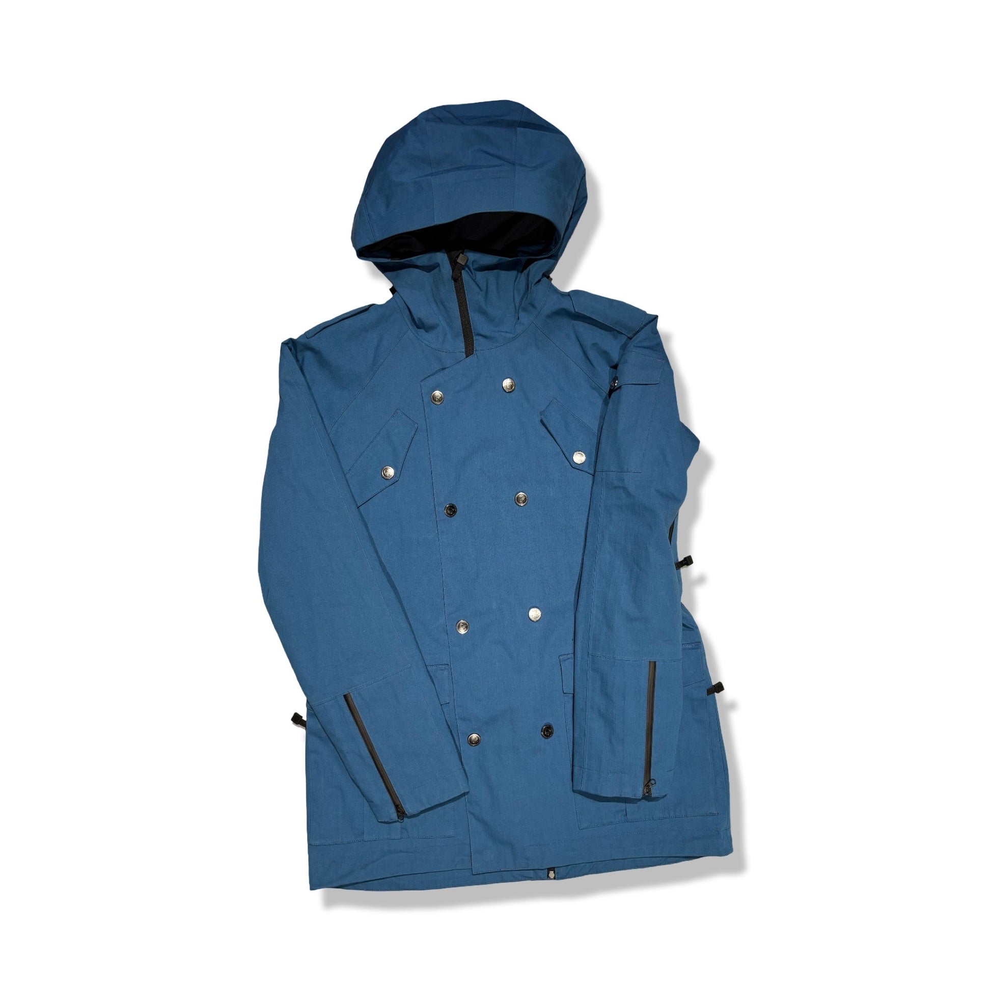 Norröna Tamok parkas för dam i blått, fotograferad framifrån mot en vit bakgrund.