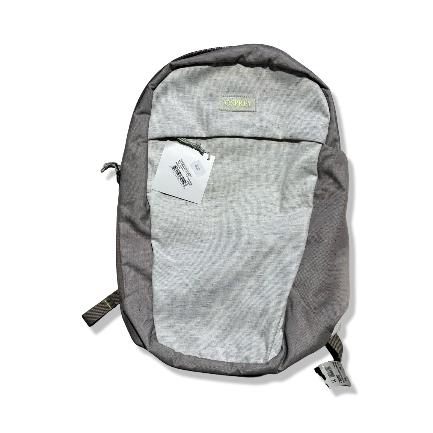 Osprey Arcane 21 ryggsäck i grått. Ryggsäcken har en slimmad design och är fotograferad platt framifrån mot en vit bakgrund.