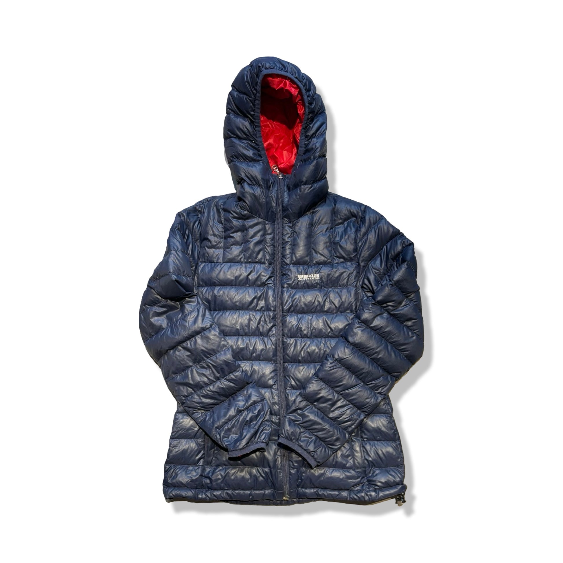 8848 dunjacka för dam i mörkblått. Jackan har huva med rött foder och är fotograferad platt framifrån mot en vit bakgrund.