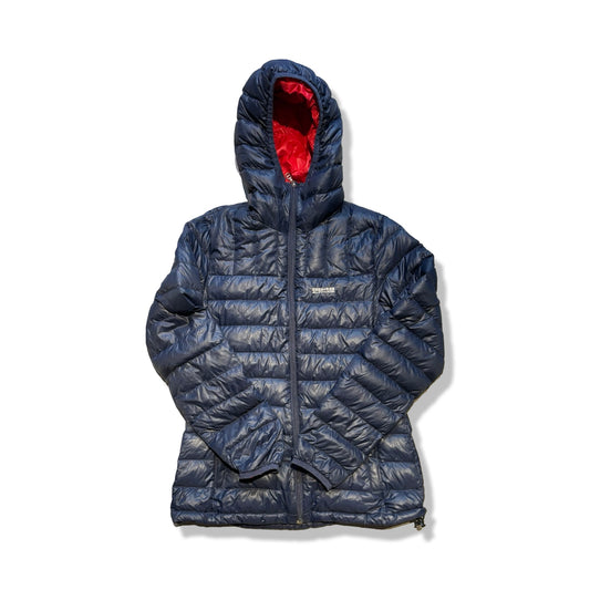 8848 dunjacka för dam i mörkblått. Jackan har huva med rött foder och är fotograferad platt framifrån mot en vit bakgrund.