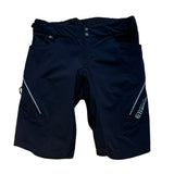 Mörkblå Elevenate shorts för dam i stretchigt tekniskt material, fotograferade framifrån mot vit bakgrund.