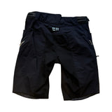 Blå Elevenate shorts för dam i tekniskt material, fotograferade bakifrån mot en vit bakgrund.