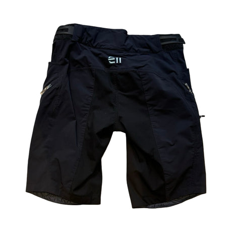 Blå Elevenate shorts för dam i tekniskt material, fotograferade bakifrån mot en vit bakgrund.