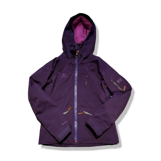 Elevenate Zermatt skidjacka för dam i lila. Jackan har huva och heldragen dragkedja och är fotograferad platt mot en vit bakgrund.