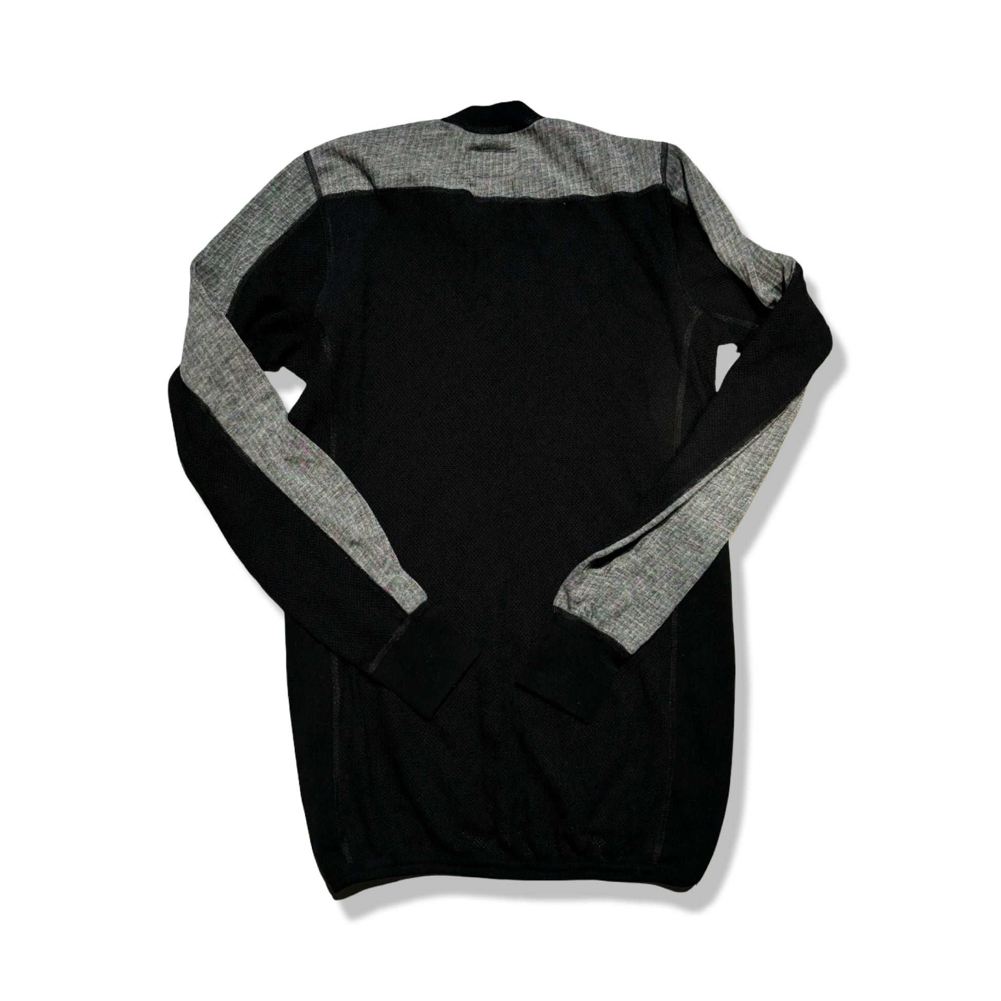 Fjällräven Bergtagen underställströja för herr i svart och grått, fotograferad bakifrån mot en vit bakgrund.