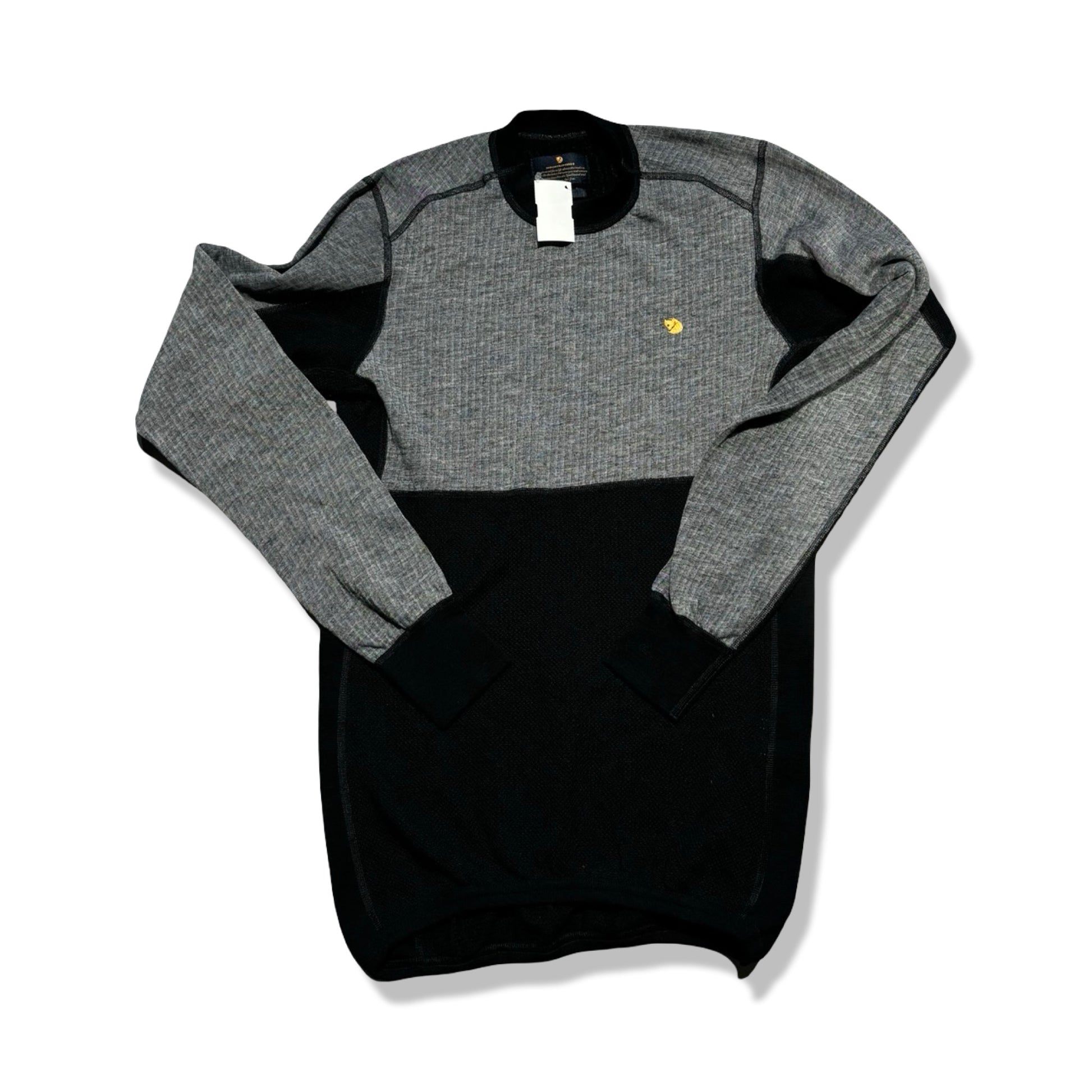 Underställströja Fjällräven Bergtagen för herr i svart och grått, plattlagd mot en vit bakgrund.