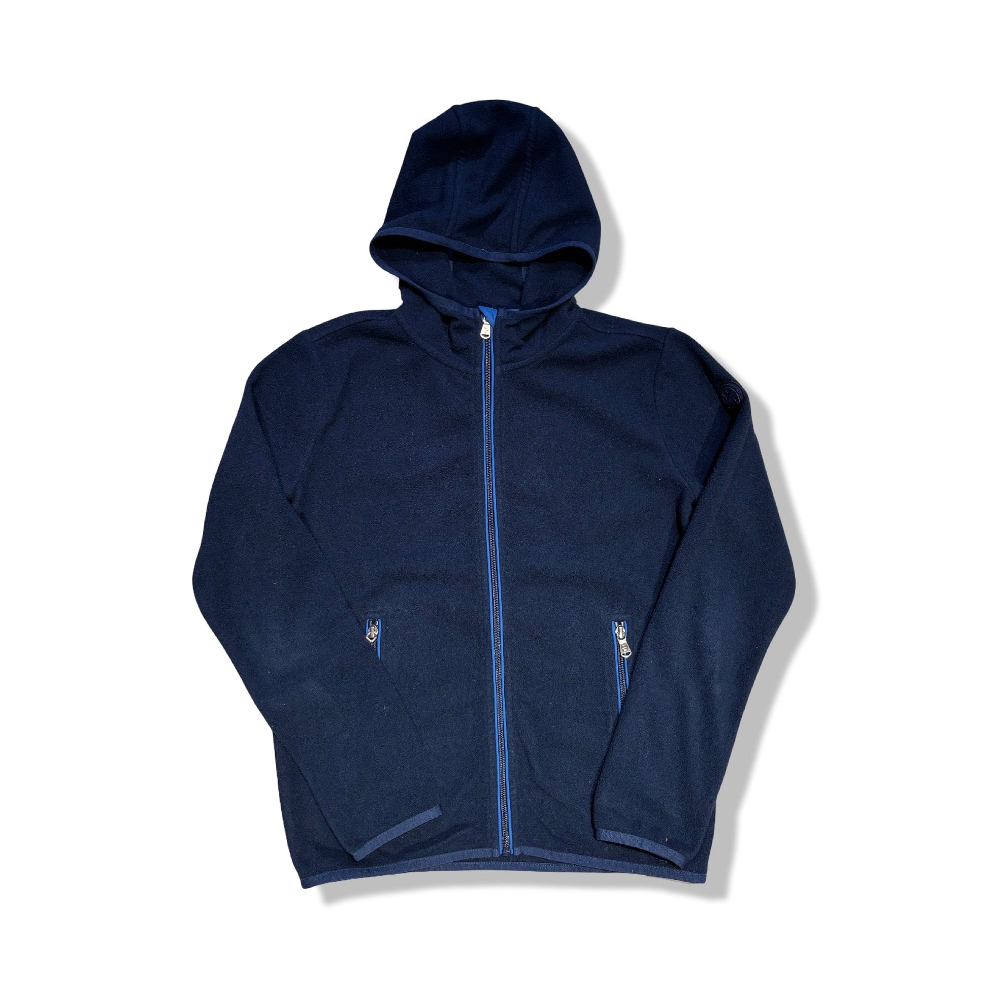 North Sails fleecetröja för barn i marinblått. Jackan har en huva och ljusblå detaljer på dragkedjorna och är fotograferad platt mot en vit bakgrund.