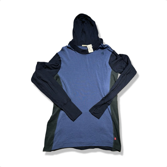 Aclima Wool tröja för herr i blått och svart med huva, plattfotograferad mot en vit bakgrund.