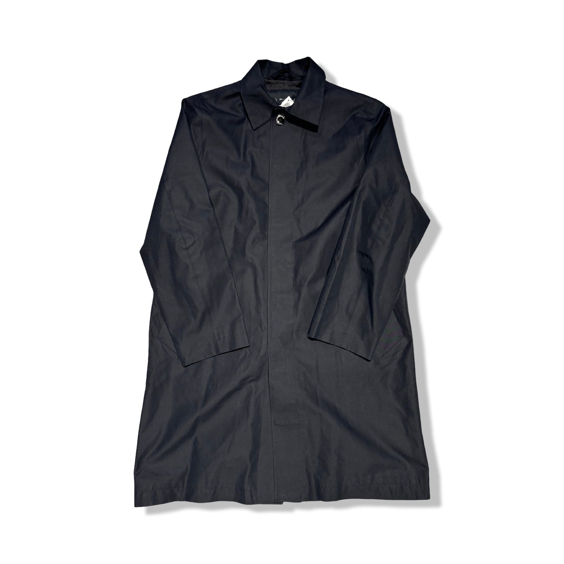 Peak Performance parkas för dam i mörkblått, fotograferad platt framifrån mot en vit bakgrund.