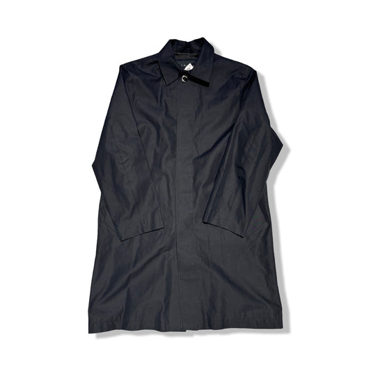 Peak Performance parkas för dam i mörkblått, fotograferad platt framifrån mot en vit bakgrund.