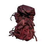 Vinröd Osprey Skimmer 32L ryggsäck i unisex-modell, fotograferad framifrån mot en vit bakgrund.