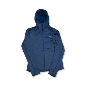 Blå Ultimate Direction Alto full-zip hoodie för herr med huva och dragkedja, fotograferad mot vit bakgrund.