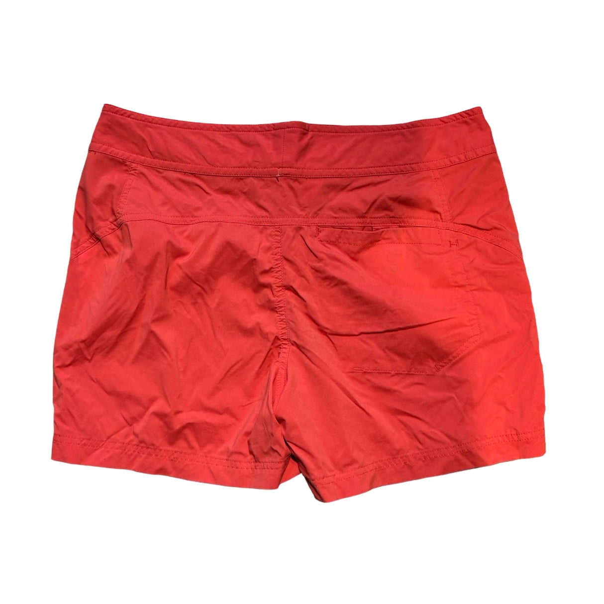 Röda shorts från Houdini för dam i funktionsmaterial, sedda bakifrån mot en vit bakgrund.