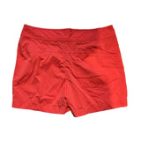 Röda shorts från Houdini för dam i funktionsmaterial, sedda bakifrån mot en vit bakgrund.