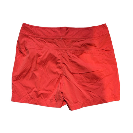 Röda shorts från Houdini för dam i funktionsmaterial, sedda bakifrån mot en vit bakgrund.
