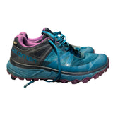 Salomon GTX Trailster trailskor för dam i blått och lila, fotograferade från sidan mot en vit bakgrund.