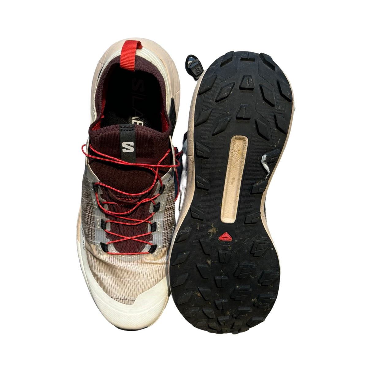 Salomon S/Lab Genesis löparskor för herr i rött och beige, fotograferade uppifrån och med sulan synlig mot vit bakgrund.