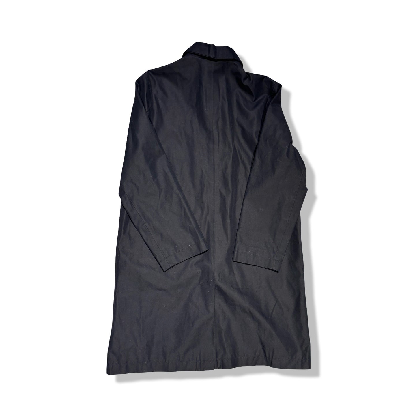 Baksidan av Peak Performance parkas för dam i mörkblått.