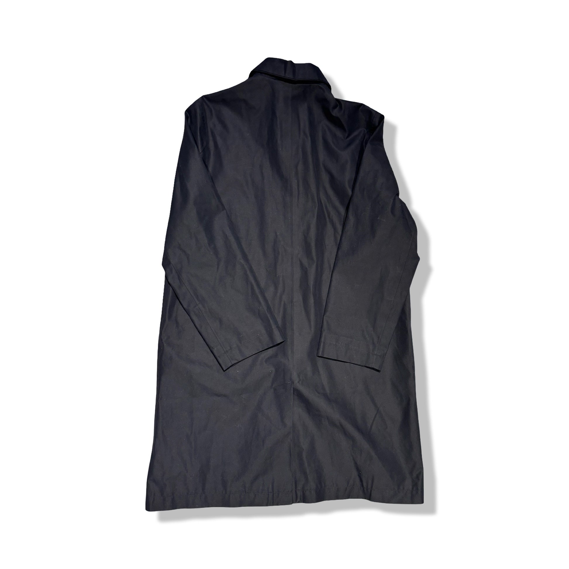 Baksidan av Peak Performance parkas för dam i mörkblått.