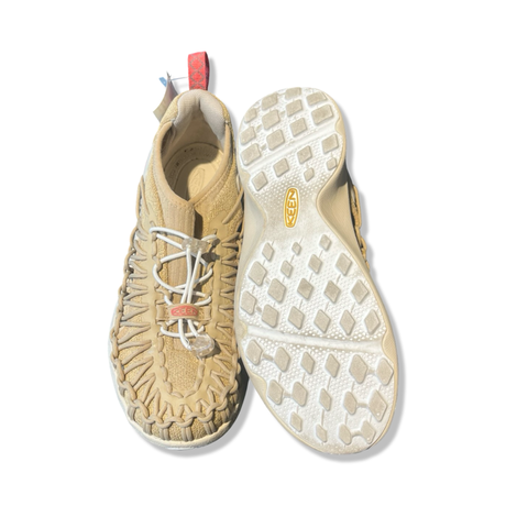 Beige Keen-sandaler för dam, där en sko visas uppifrån och den andra visar sulan mot en vit bakgrund.