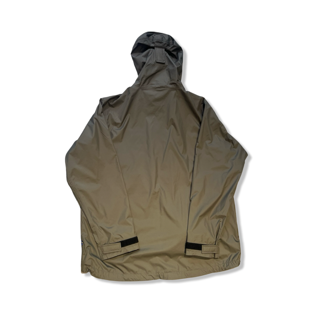Beige Fjällräven Ruska regnjacka för herr med huva, fotograferad bakifrån mot vit bakgrund.
