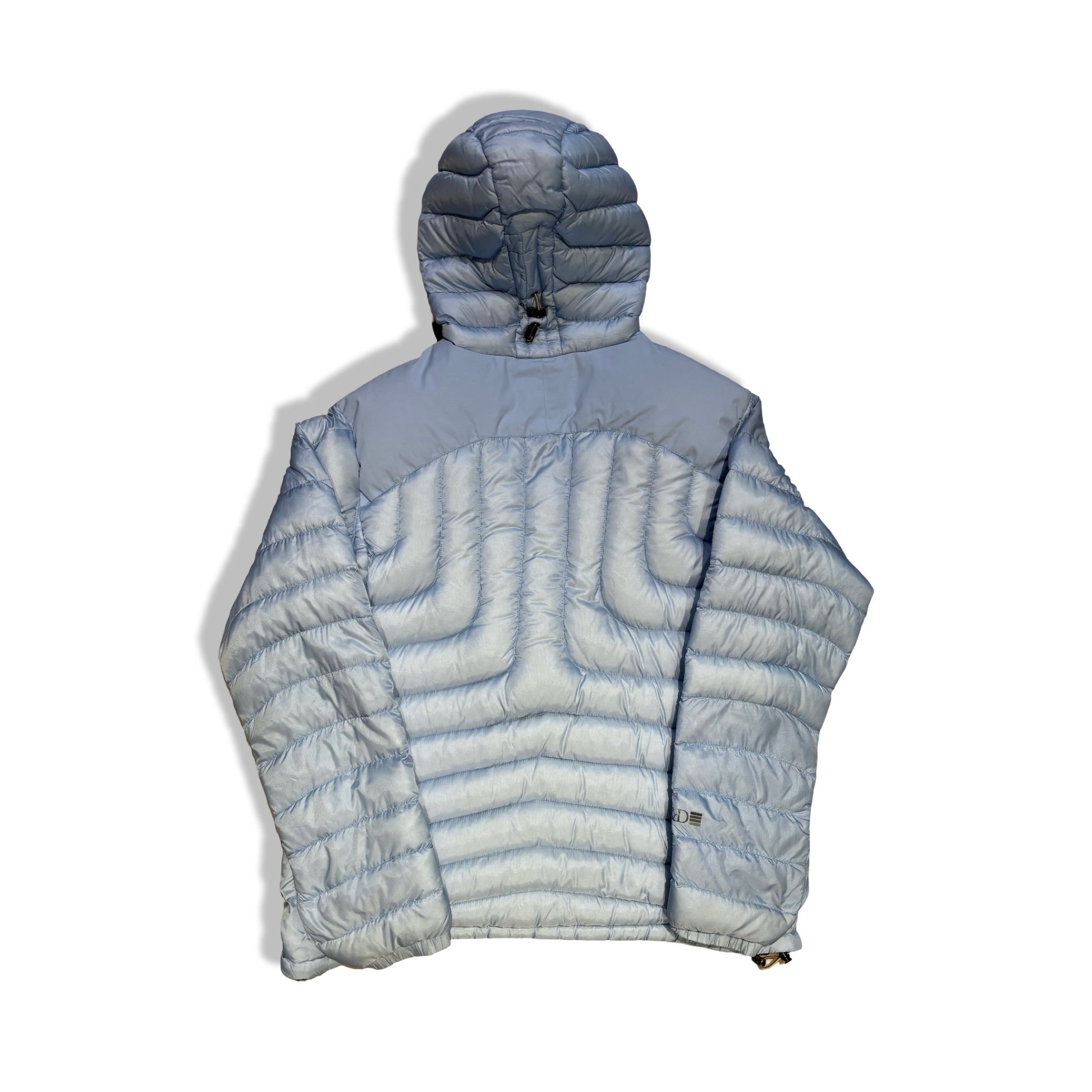 Baksidan av Peak Performance dunjacka för dam i ljusblått.