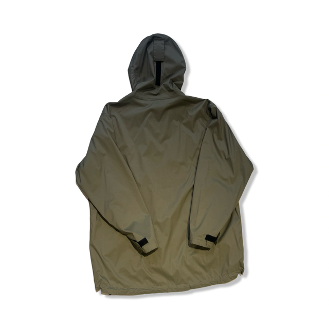 Beige Fjällräven Ruska regnjacka för dam sedd bakifrån med huva, fotograferad mot en vit bakgrund.