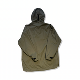 Beige Fjällräven Ruska regnjacka för dam sedd bakifrån med huva, fotograferad mot en vit bakgrund.
