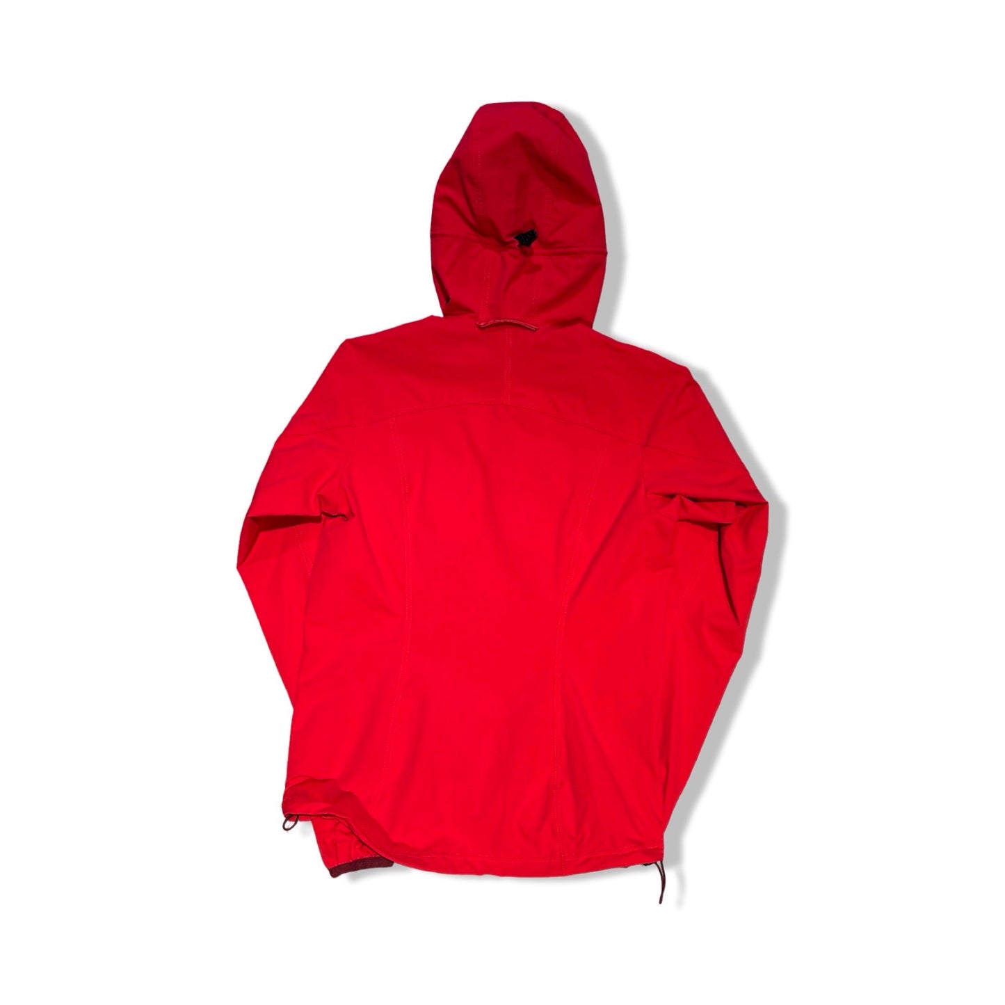 Baksidan av Haglöfs softshelljacka för dam i rött.