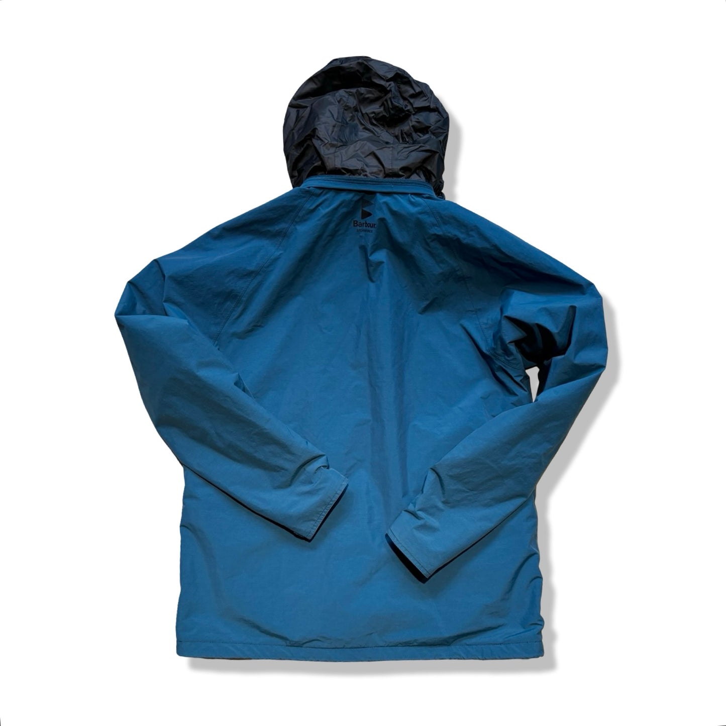 Baksidan av Barbour funktionsjacka för unisex i blått med svart huva.