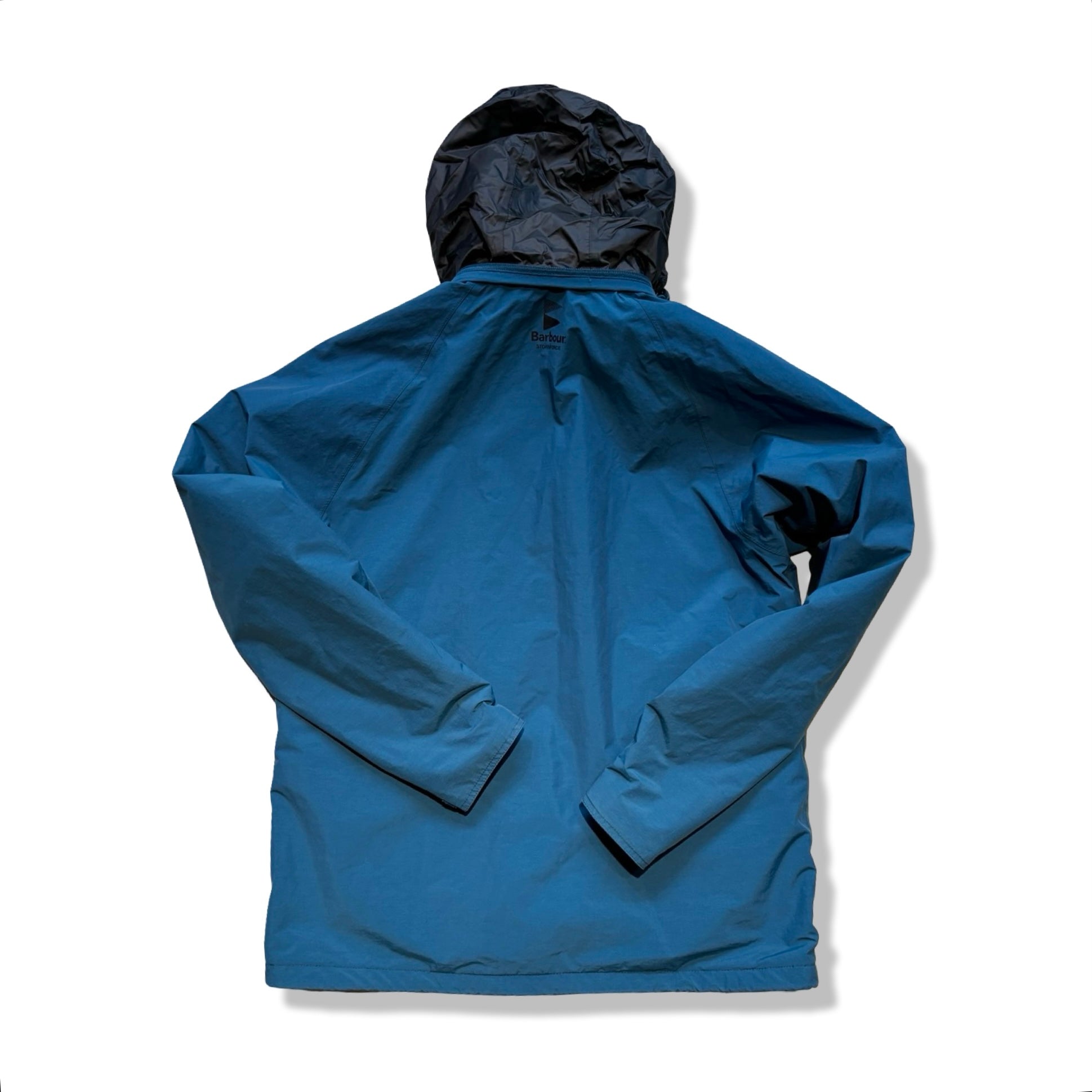 Baksidan av Barbour funktionsjacka för unisex i blått med svart huva.
