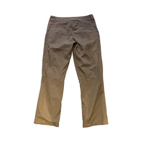 Beige Lundhags vandringsbyxor för dam i polyester och bomull, sedda bakifrån mot en vit bakgrund.