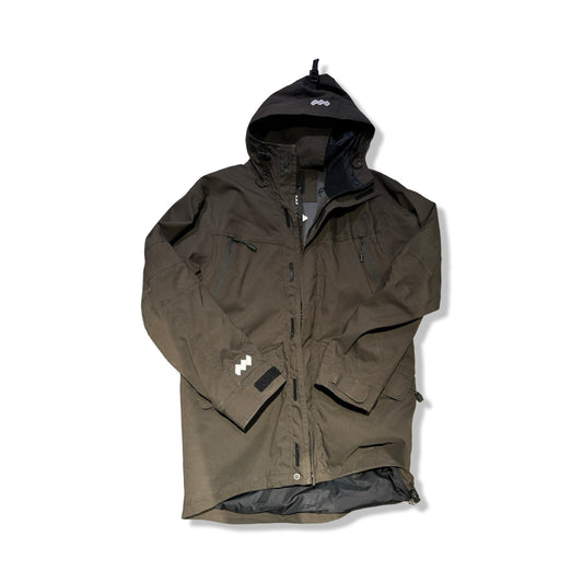 Mountain Works dunjacka i brunt, fotograferad framifrån mot en vit bakgrund.