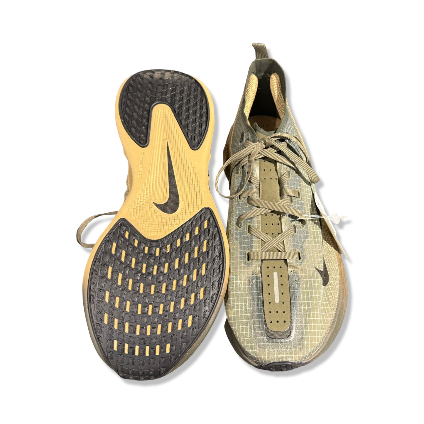 Ett par Nike AVA-sneakers för herr i grönt, där ena skon visas uppifrån och den andra visar sulan. Fotograferade mot en vit bakgrund.