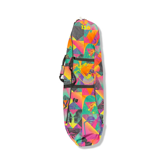 Burton Gig Board bag 156 i ett flerfärgat geometriskt mönster. Snowboardväskan är fotograferad platt mot en vit bakgrund.