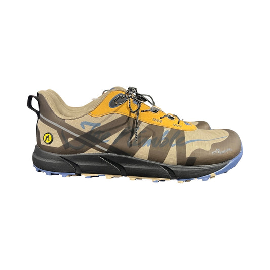 Löparskor Joe Nimble Trail Addict för herr i beige med gula och svarta detaljer, fotograferade från sidan mot en vit bakgrund.