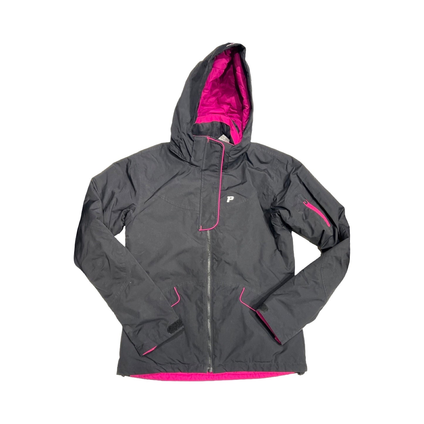 Peak Performance Hipe skidjacka för barn i svart med rosa detaljer. Jackan har huva och heldragen dragkedja och är fotograferad platt mot en vit bakgrund.