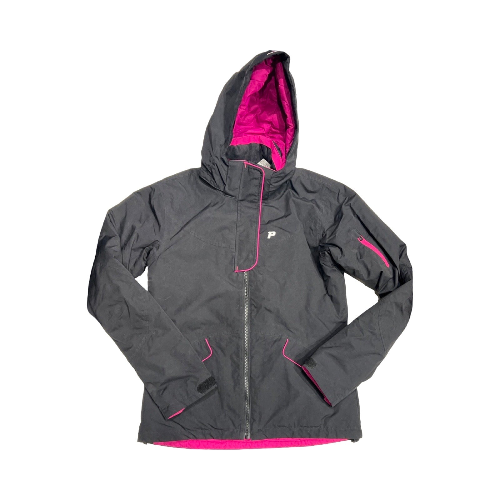 Peak Performance Hipe skidjacka för barn i svart med rosa detaljer. Jackan har huva och heldragen dragkedja och är fotograferad platt mot en vit bakgrund.