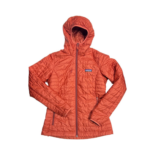 Patagonia Nano Puff syntetjacka för dam i rostrött. Jackan har huva och heldragen dragkedja och är fotograferad framifrån mot en vit bakgrund.