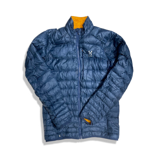 Dunjacka Haglöfs Essens III för herr i blått med orange foder, fotograferad framifrån mot en vit bakgrund.