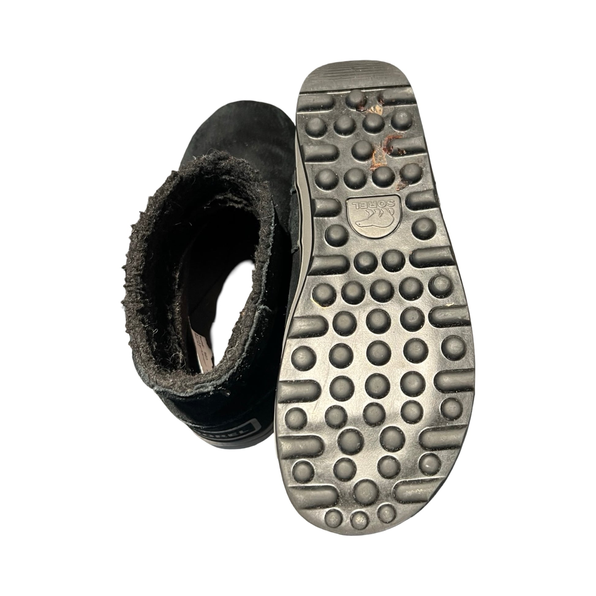 Sulan och insidan av ett par svarta Sorel Wafterproof vinterkängor för dam, fotograferade ovanifrån mot en vit bakgrund.