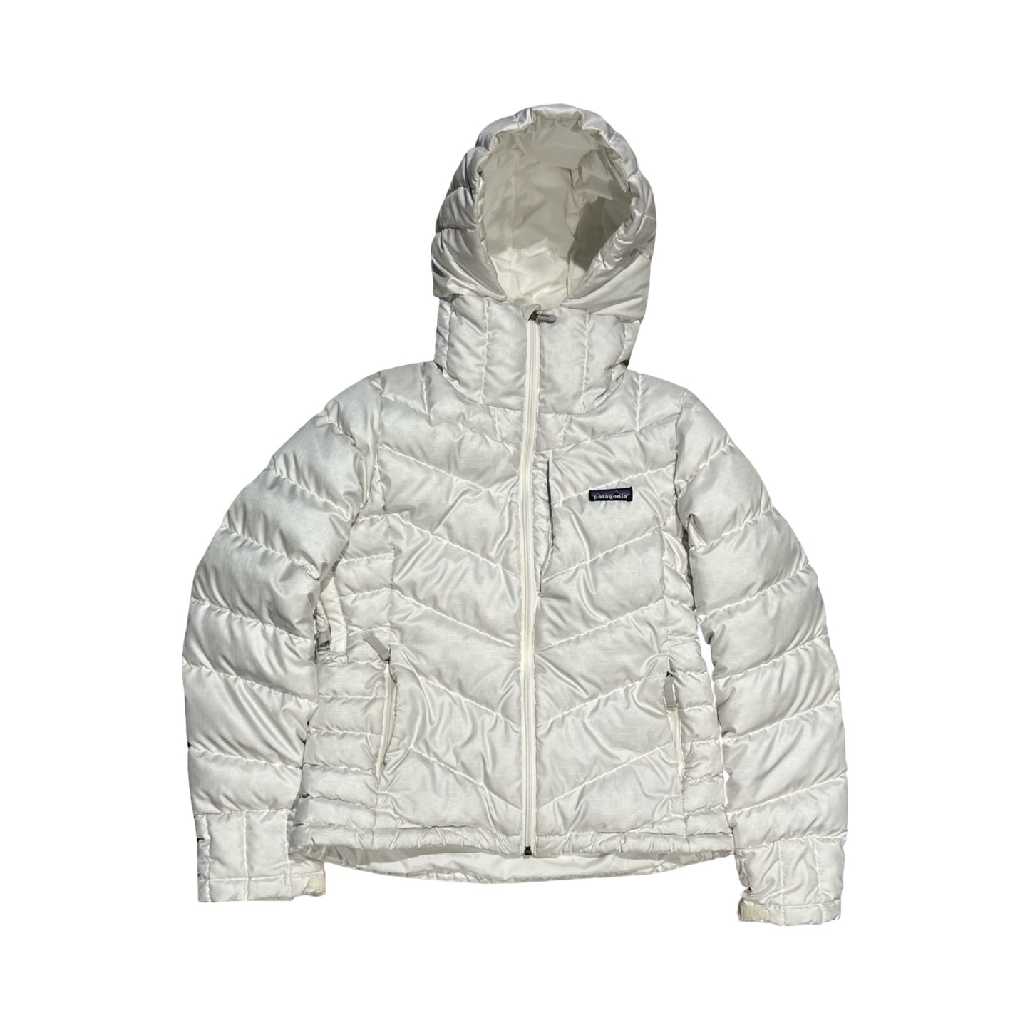 Patagonia dunjacka för dam i vitt. Jackan har huva och heldragen dragkedja och är fotograferad platt mot en vit bakgrund.