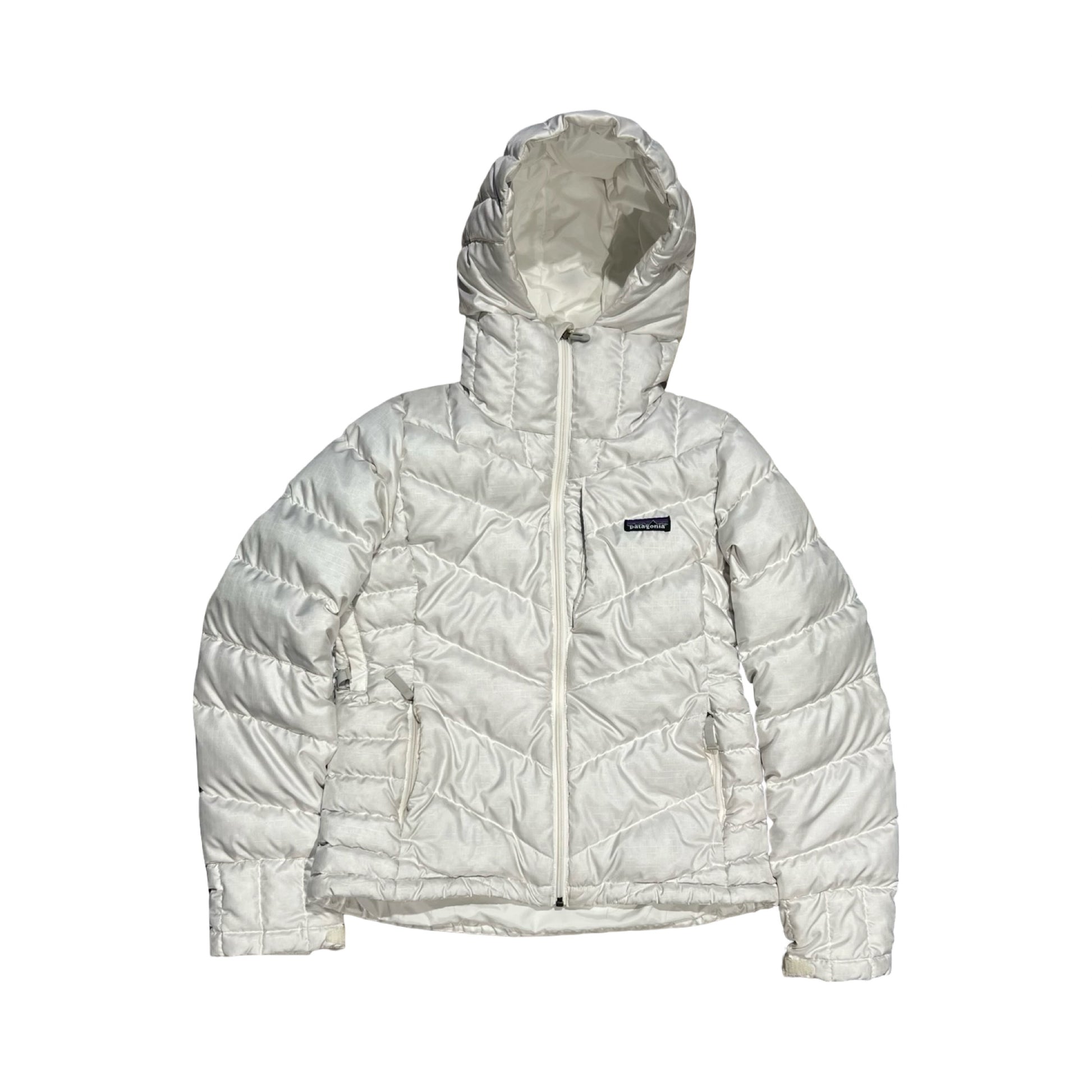 Patagonia dunjacka för dam i vitt. Jackan har huva och heldragen dragkedja och är fotograferad platt mot en vit bakgrund.